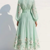 Elga - Vestido maxi plissado em chiffon com padrão floral